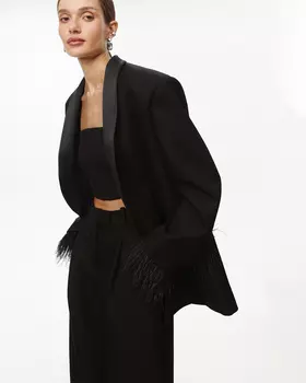 Жакет с отделкой перьями черного цвета