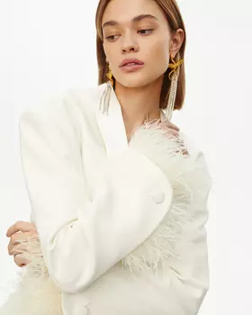 Жакет с отделкой перьями молочного цвета