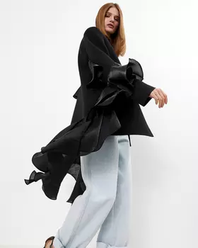 Жакет с рюшами на рукавах черного цвета