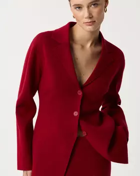 Жакет вязаный приталенный красного цвета