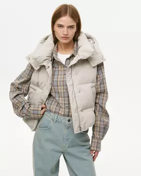 Жилет утепленный с капюшоном бежевого цвета