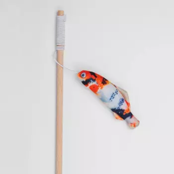 Pet hobby Игрушка-дразнилка для кошек Карп кои с кошачьей мятой, валерианой и погремушкой, 11х3,5х1,7 см, удочка 40 см