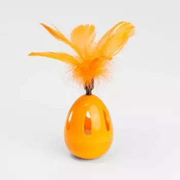 Petmax Игрушка для кошек Неваляшка с перьями и бубенчиком, 9х6,5х6,5 см, длина перьев примерно 10 см