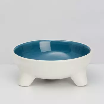 Petmax Миска керамическая на ножках для кошек и собак, 150 мл, бело-голубой