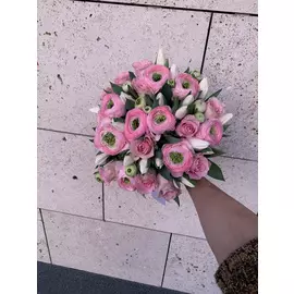 Нежный букет из Ранункулюсов и Тюльпанов