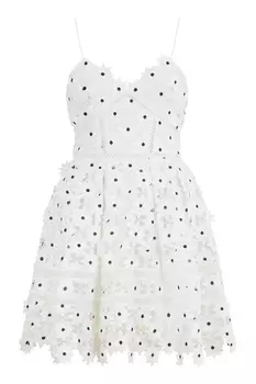 Белый сарафан с цветочной аппликацией