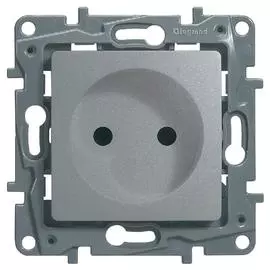 Legrand Etika Алюм Розетка б/з со шторками, винт. клем.