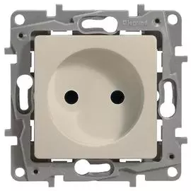 Legrand Etika Сл.кость Розетка б/з со шторками, винт. клем.