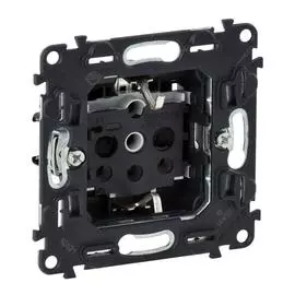 Legrand Valena Мех IN'MATIC Розетка с/з, со шторками, винт.зажим