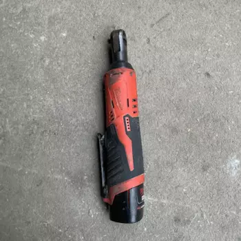Аккумуляторный трещотка Milwaukee 2456-20 M12, 12 В, 1/4 дюйма (с литиевой батареей Ач), б/у