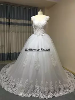 Бальное платье с кружевной каймой, круглым вырезом и шлейфом