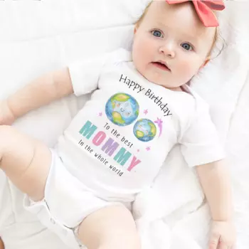 Боди с надписью «Happy Birthday To The Best Mommy in весь мир» для новорожденных
