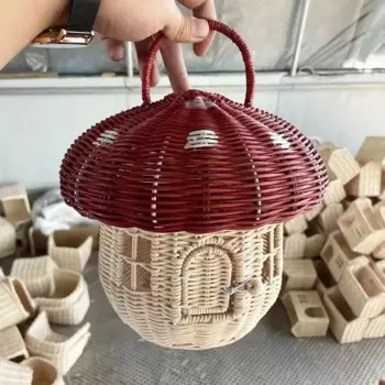 Декоративная корзина из ротанга в форме гриба