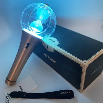 Новый Ateezed Lightstick Light Stick Globe Ручная лампа Концертная лампа Вечеринка Вспышка Флуоресцентные игрушки Коллекция фанатов Версия 2 Версия 1 Корея