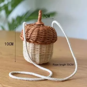 Плетеная корзина из пластика коричневого цвета