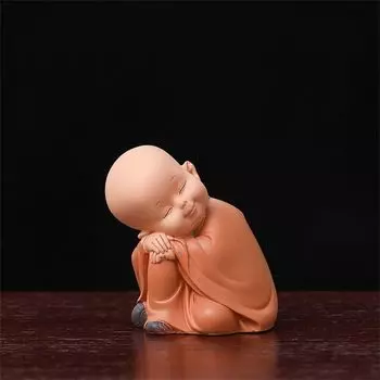Статуэтка монаха из смолы