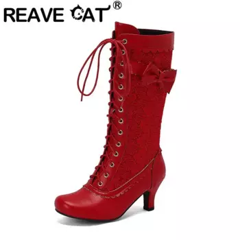 Женские сапоги до середины икры REAVE CAT, милые повседневные сапоги с круглым носком и шнуровкой и бантом на небольшом каблуке 6,5 см, разноцветные сапоги больших размеров 45, 46, 47
