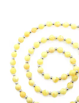 Бусы с завеской для кулона из шаров молочно-медового цвета и бисера