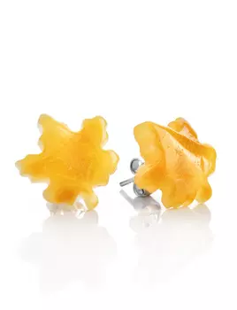 Изящные маленькие серьги из янтаря на замочках-гвоздиках «Кленовый листочек»