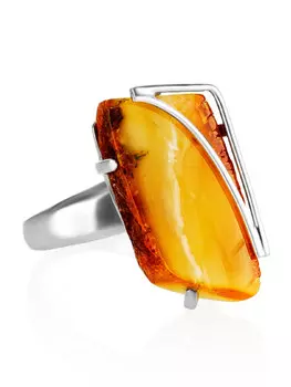 Эффектное кольцо из серебра с текстурным янтарём