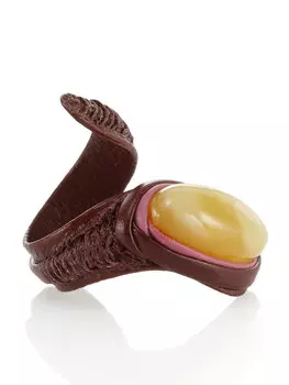 Эффектное кольцо «Змейка» из тёмно-бордовой кожи и натурального янтаря