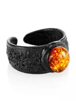 Кольцо из натуральной кожи с искрящимся зеленовато-вишневым янтарем «Нефертити»
