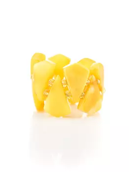 Кольцо из треугольных кусочков янтаря на резинке