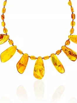 Красивое колье из натурального янтаря на струне