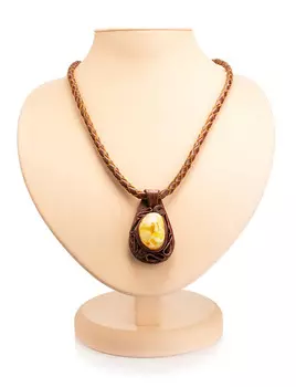 Крупная подвеска из натурального янтаря на кожаном шнурке