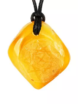 Кулон-оберег из натурального янтаря с резьбой «Чертог Волка»