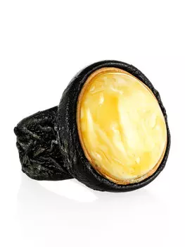 Необычное кожаное кольцо с натуральным цельным янтарём «Нефертити»