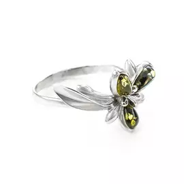 Нежное кольцо из натурального янтаря зелёного цвета «Кипарис»