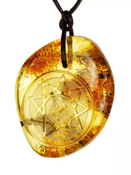 Оберег «Чертог Коня» из натурального балтийского янтаря с резьбой