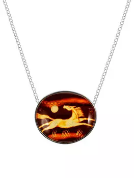 Оригинальное колье из янтаря с тонкой резьбой «Конь»