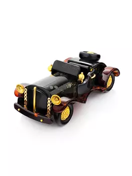 Сувенирный ретро-автомобиль, созданный из натурального янтаря