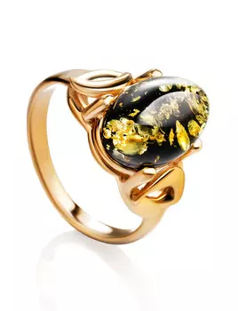 Яркое кольцо с натуральным искрящимся зеленым янтарем «Пруссия»