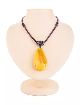 Яркое колье на шнурке с натуральным крупным янтарём с необычной текстурой «Пекин»