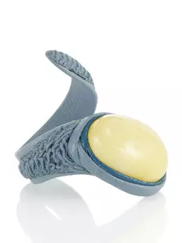 Яркое стильное кольцо «Змейка» из кожи голубого цвета и натурального янтаря