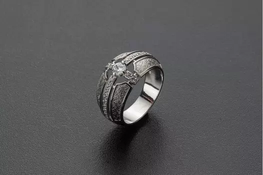 Кольцо из серебра с фианитами