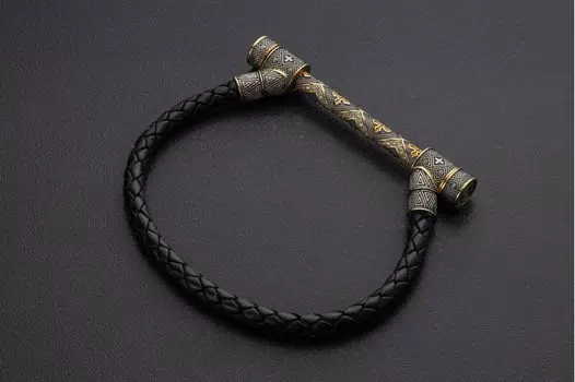 Кожаный браслет с орнаментом