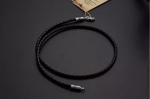 Кожаный шнурок, плетеный вручную. Серебро с родиевым покрытием.