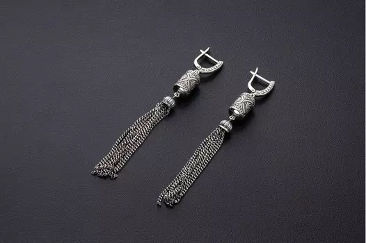 Серьги с орнаментом и подвесками