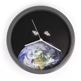 Kikkerland Часы настенные Astronaut стекло, пластик 22.5x21x5 см черный