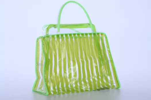 Косметичка на молнии прозрачная в зеленую полоску