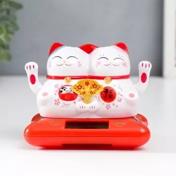 Маятник пластик от солнечной батареи Два кота Манэки-нэко с веером 6,5х8,5х5,5 см