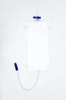 Мочеприемник 750 мл однор, ножной, попереч.клап.,трубка 30 см, обрат.клап., соединитель, 2 полосы в