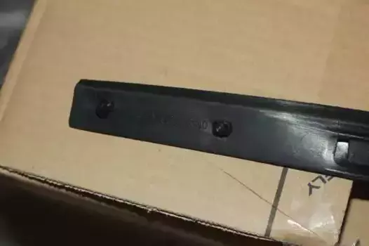 5032006200 УПЛОТНИТЕЛЬ КАПОТА ЛЕВЫЙ GEELY