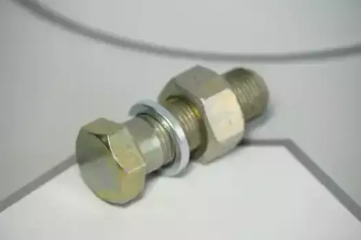 болт круга поворотного и ступицы прицепа б/д колеса! в сборе с гайкой,М18х1.5х55мм\МАЗ 372745-250563 СПЕЦМАШ