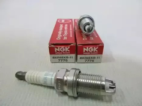 Свеча зажигания NGK 7775 Toyota Camry 2.0/3.0 96-99/Corona 1.8/2.0 96>/Avensis 2.0 02>