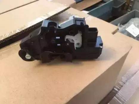 ЗАМОК ДВЕРИ ЗАДНЕЙ ПРАВОЙ В СБОРЕ 1018011210 GEELY